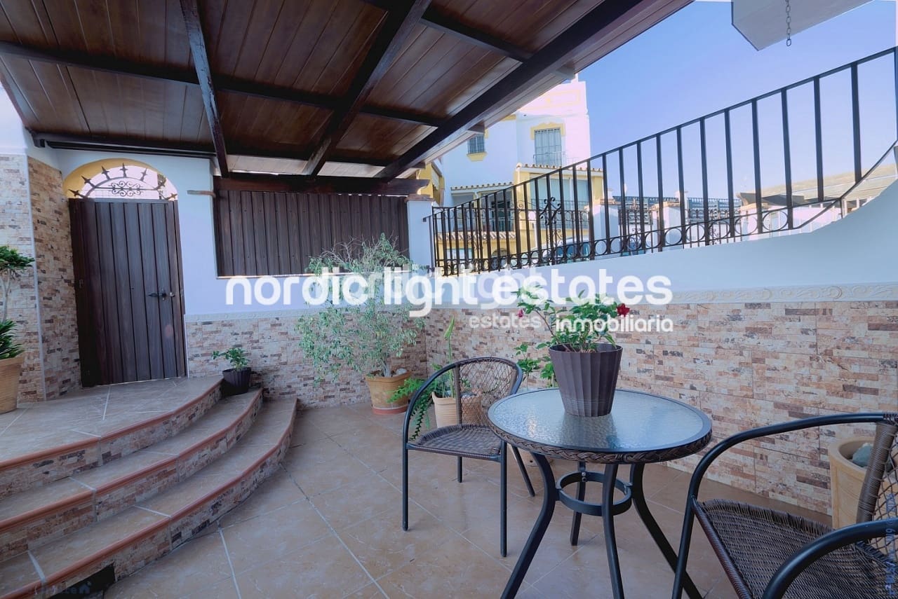 3 soveværelse Semi-Rækkehus til salg i Torre del Mar med swimmingpool garage - € 430.000 (Ref: 9733440)