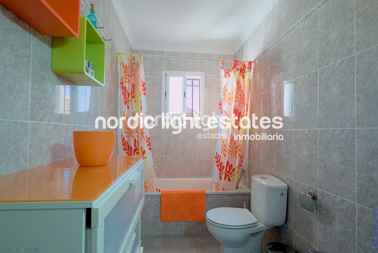 3 soveværelse Semi-Rækkehus til salg i Torre del Mar med swimmingpool garage - € 430.000 (Ref: 9733440)