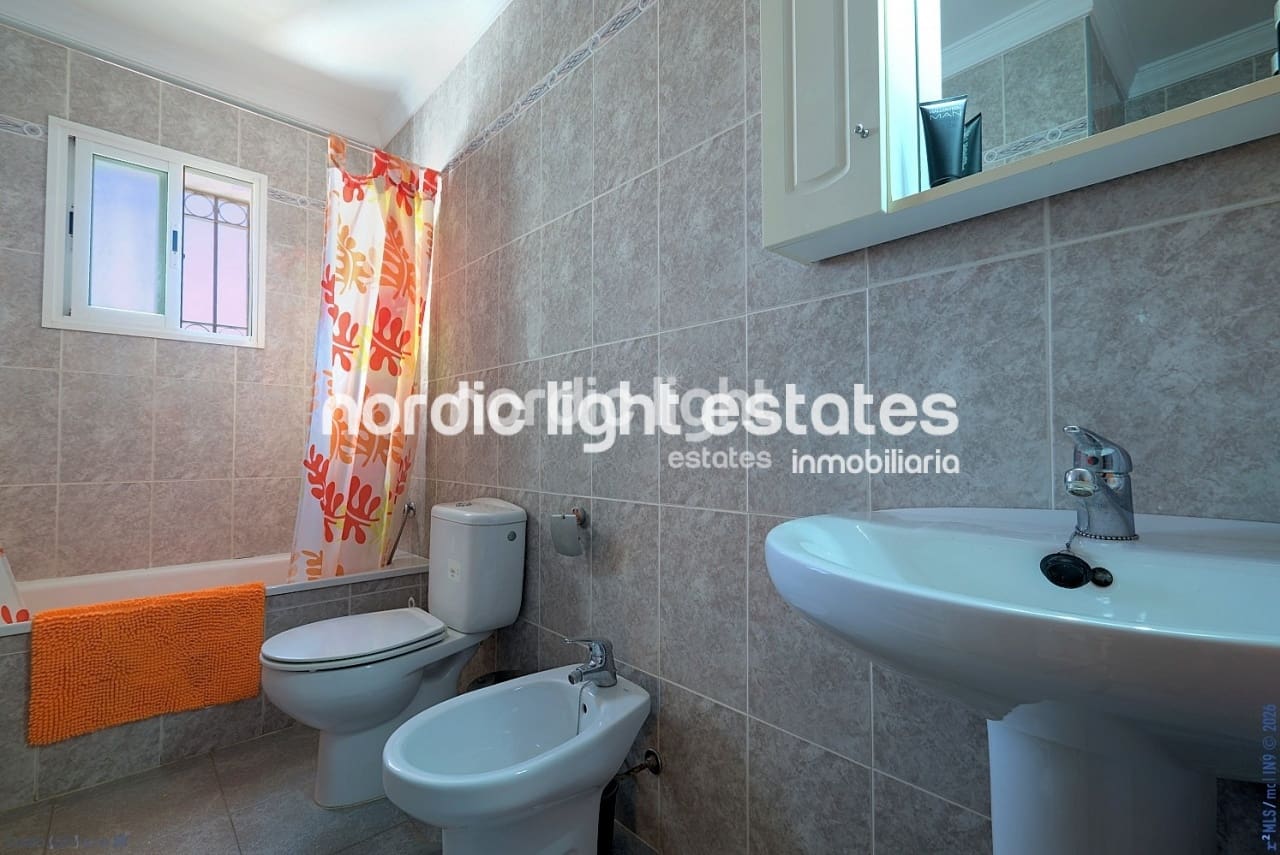 3 soveværelse Semi-Rækkehus til salg i Torre del Mar med swimmingpool garage - € 430.000 (Ref: 9733440)