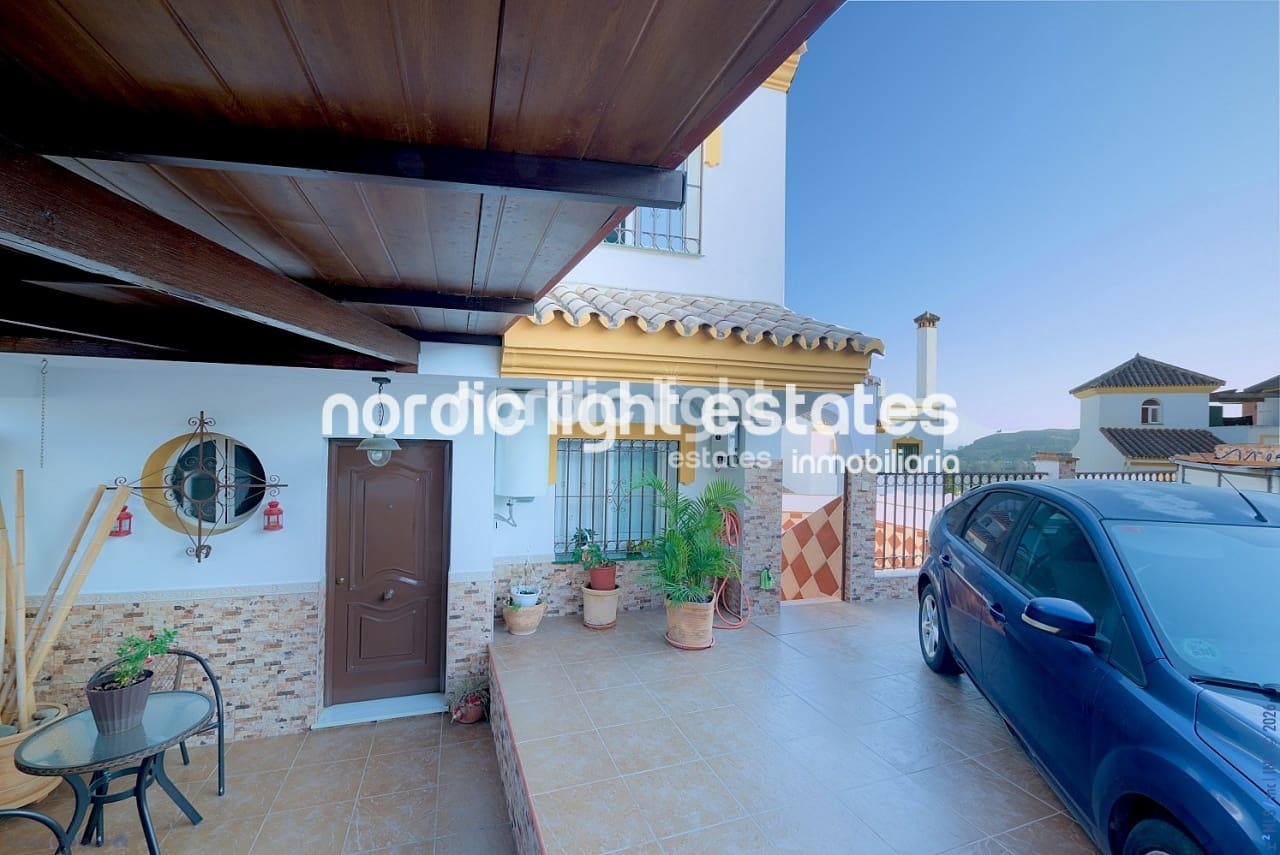 3 soveværelse Semi-Rækkehus til salg i Torre del Mar med swimmingpool garage - € 430.000 (Ref: 9733440)