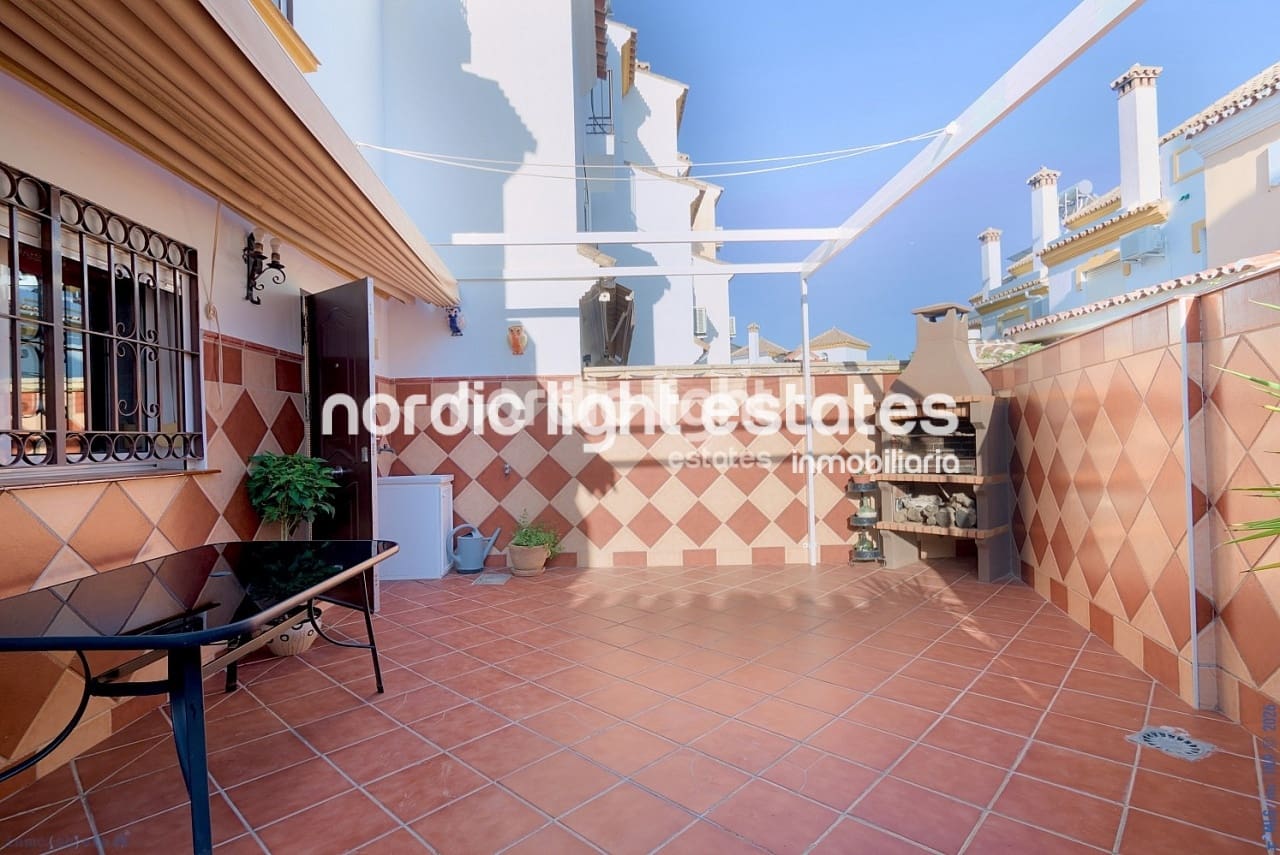 3 soveværelse Semi-Rækkehus til salg i Torre del Mar med swimmingpool garage - € 430.000 (Ref: 9733440)