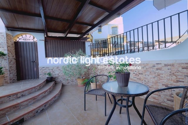 3 soveværelse Semi-Rækkehus til salg i Torre del Mar, Vélez-Málaga med swimmingpool garage - € 430.000 (Ref: 9733440)