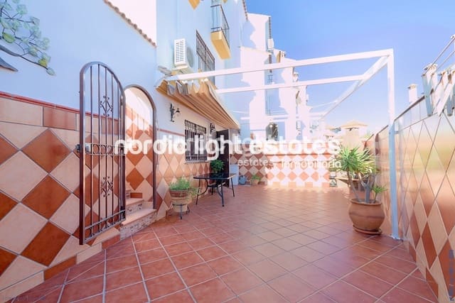 3 soveværelse Semi-Rækkehus til salg i Torre del Mar, Vélez-Málaga med swimmingpool garage - € 430.000 (Ref: 9733440)