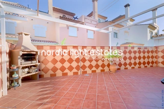 3 soveværelse Semi-Rækkehus til salg i Torre del Mar, Vélez-Málaga med swimmingpool garage - € 430.000 (Ref: 9733440)