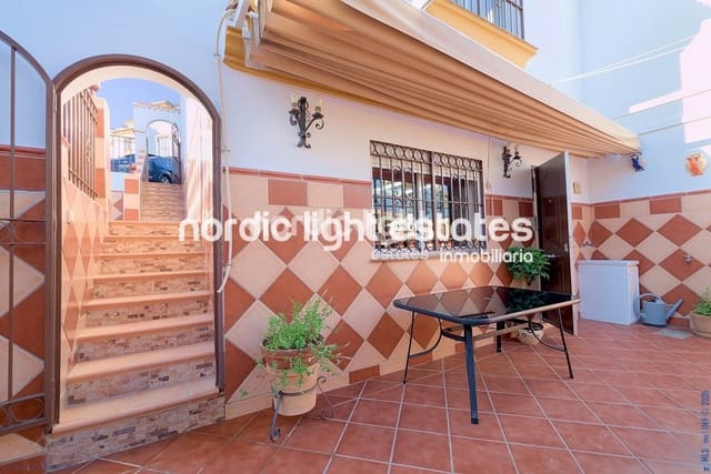 3 soveværelse Semi-Rækkehus til salg i Torre del Mar, Vélez-Málaga med swimmingpool garage - € 430.000 (Ref: 9733440)