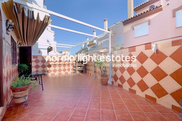 3 soveværelse Semi-Rækkehus til salg i Torre del Mar, Vélez-Málaga med swimmingpool garage - € 430.000 (Ref: 9733440)