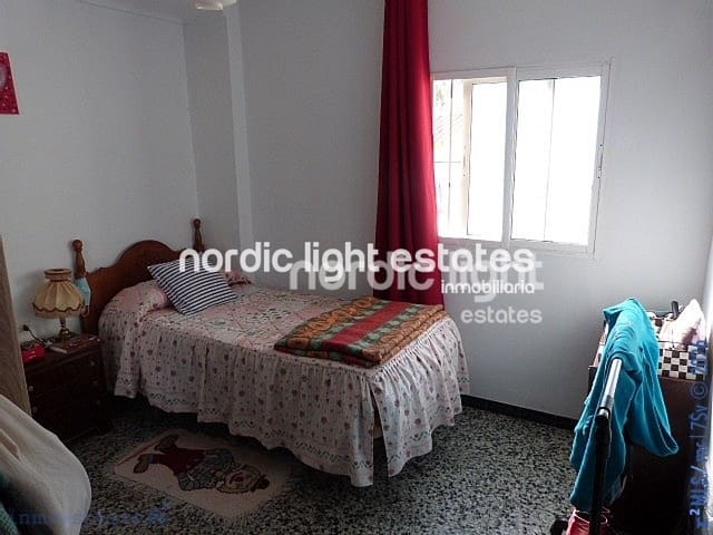 Casa de 4 habitaciones en Algarrobo en venta con garaje - 250.000 € (Ref: 9733656)