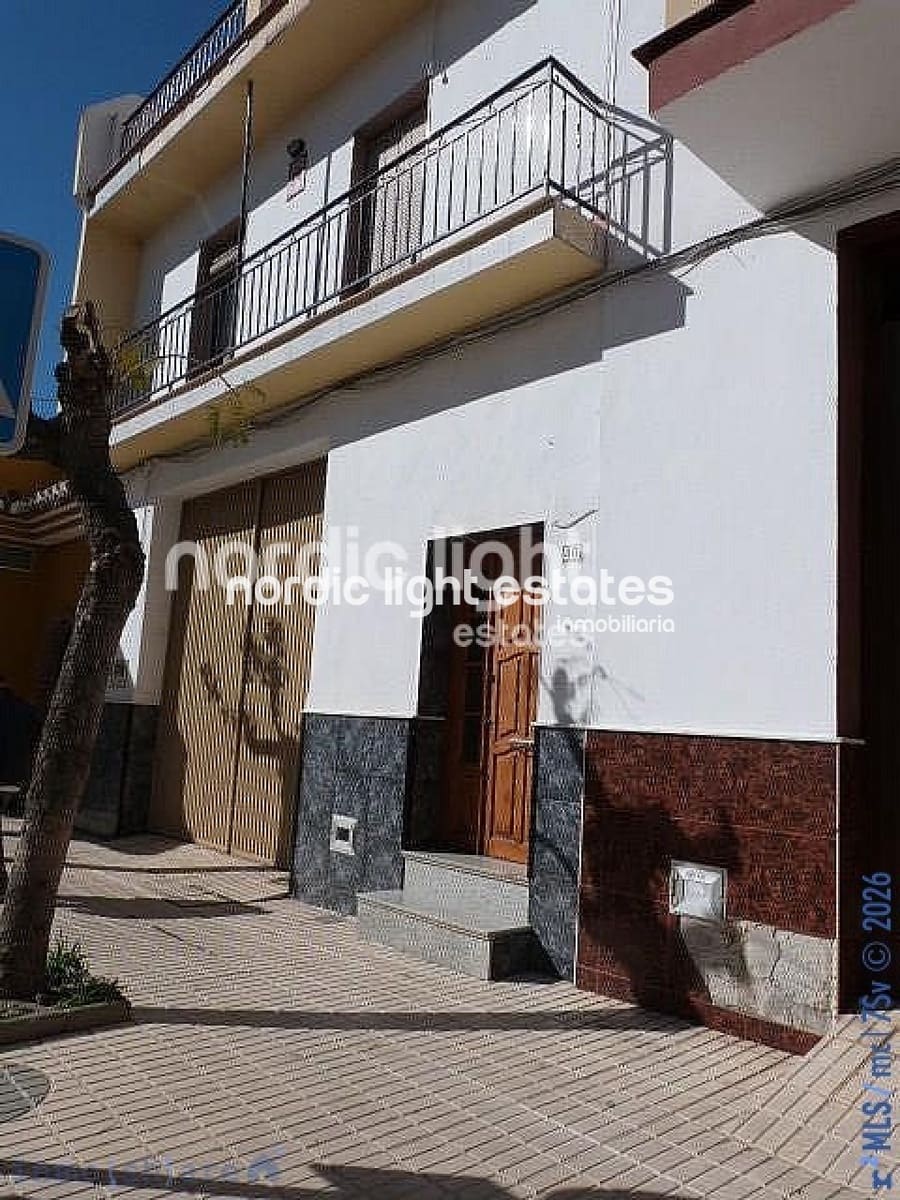 Casa de 4 habitaciones en Algarrobo en venta con garaje - 250.000 € (Ref: 9733656)