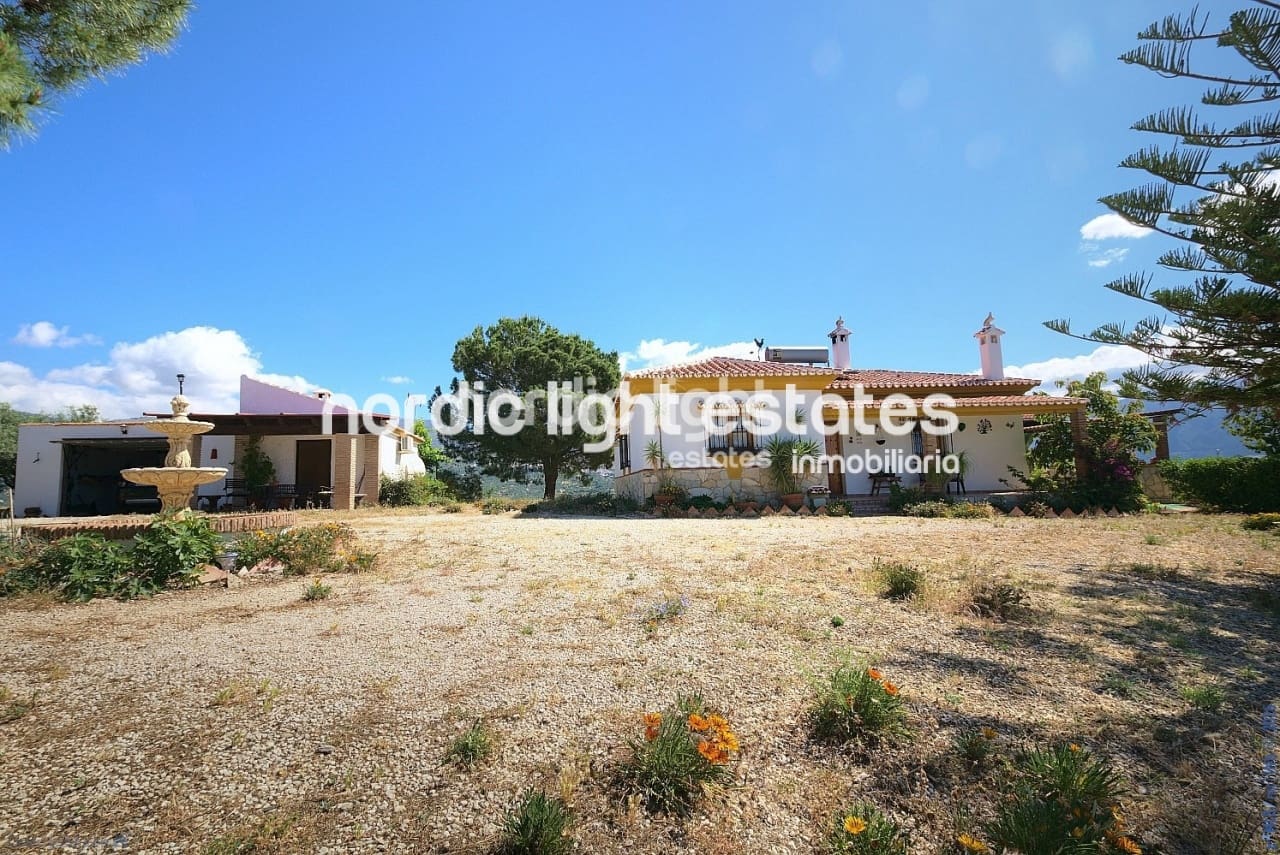 4 bedroom Finca/Country House for sale in Periana with pool garage - € 595,000 (Ref: 9733658)