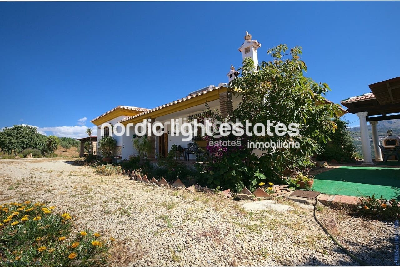 4 bedroom Finca/Country House for sale in Periana with pool garage - € 595,000 (Ref: 9733658)