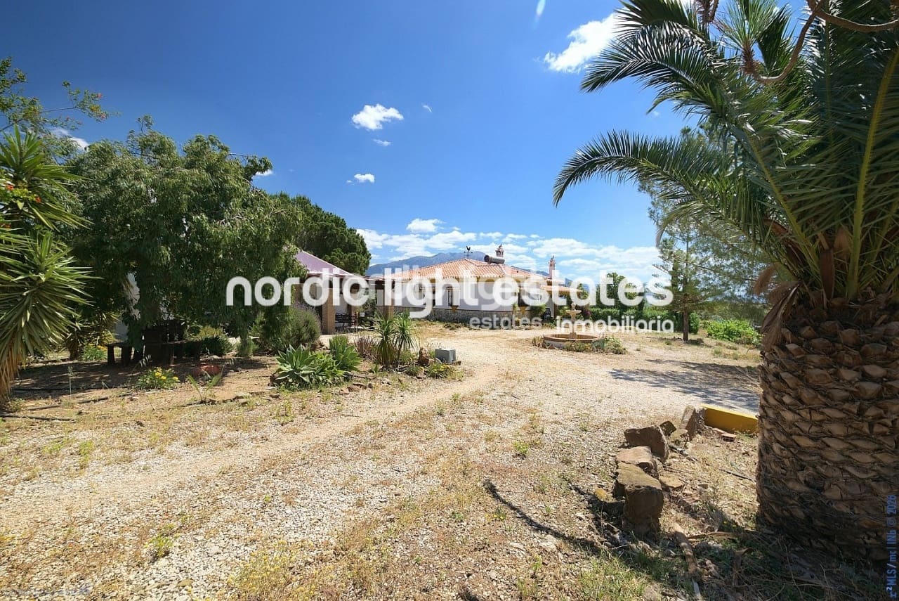 4 bedroom Finca/Country House for sale in Periana with pool garage - € 595,000 (Ref: 9733658)