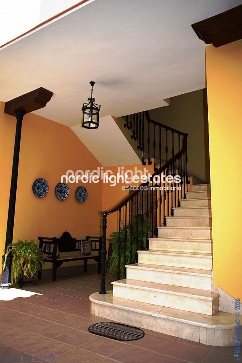 4 sypialnia Dom blizniak na sprzedaż w Velez-Malaga z basenem garażem - 1 200 000 € (Ref: 9736023)