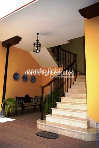 4 sypialnia Dom blizniak na sprzedaż w Vélez-Málaga z basenem garażem - 1 200 000 € (Ref: 9736023)