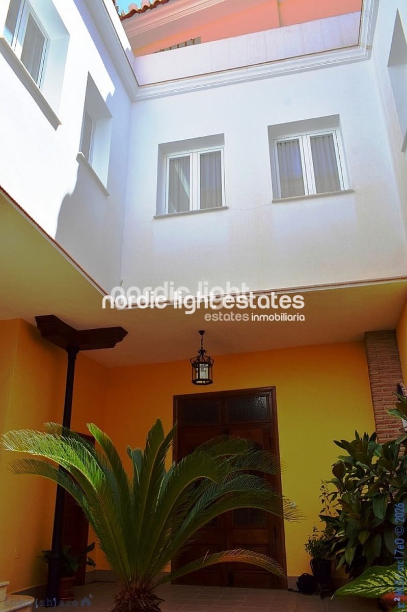 4 sypialnia Dom blizniak na sprzedaż w Velez-Malaga z basenem garażem - 1 200 000 € (Ref: 9736023)