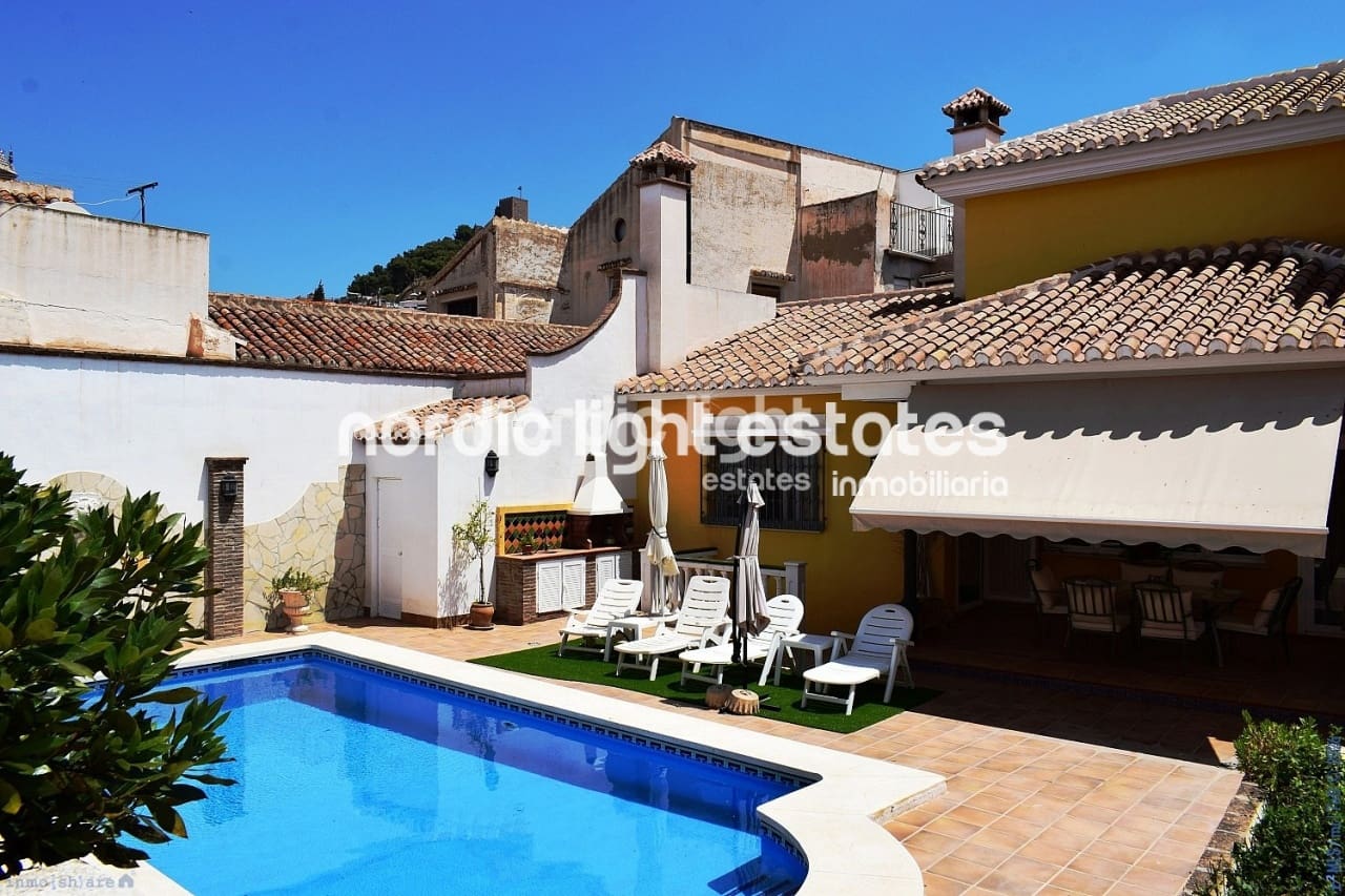 4 sypialnia Dom blizniak na sprzedaż w Velez-Malaga z basenem garażem - 1 200 000 € (Ref: 9736023)