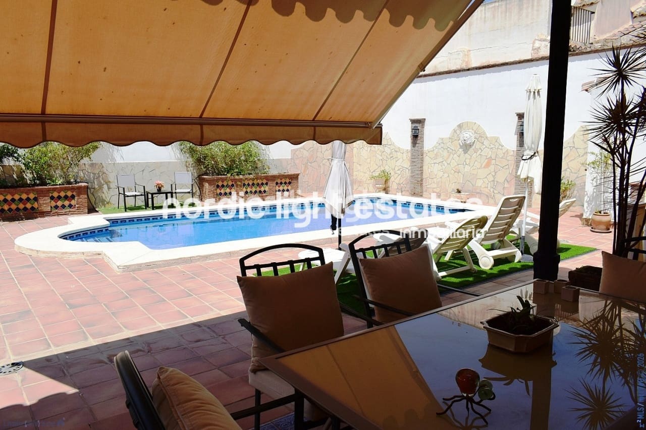 4 sypialnia Dom blizniak na sprzedaż w Velez-Malaga z basenem garażem - 1 200 000 € (Ref: 9736023)