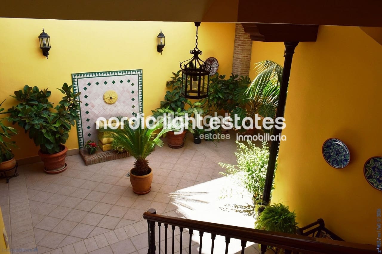 4 sypialnia Dom blizniak na sprzedaż w Velez-Malaga z basenem garażem - 1 200 000 € (Ref: 9736023)