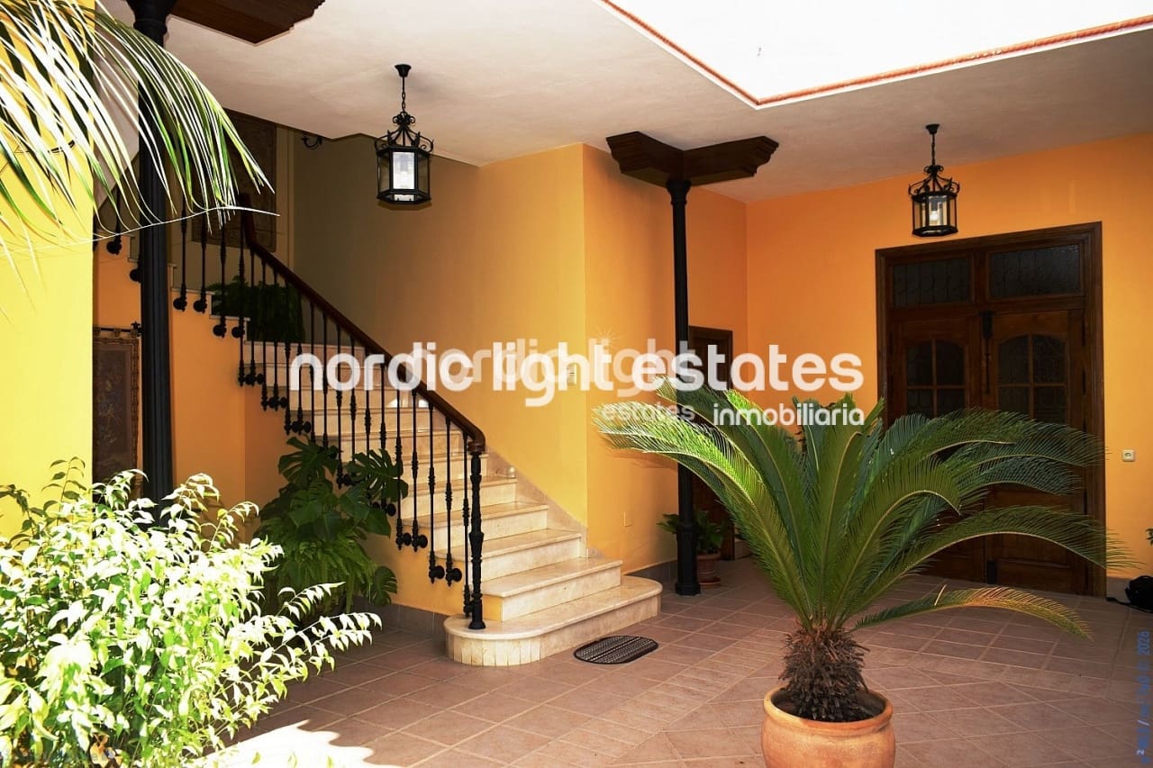 4 sypialnia Dom blizniak na sprzedaż w Velez-Malaga z basenem garażem - 1 200 000 € (Ref: 9736023)