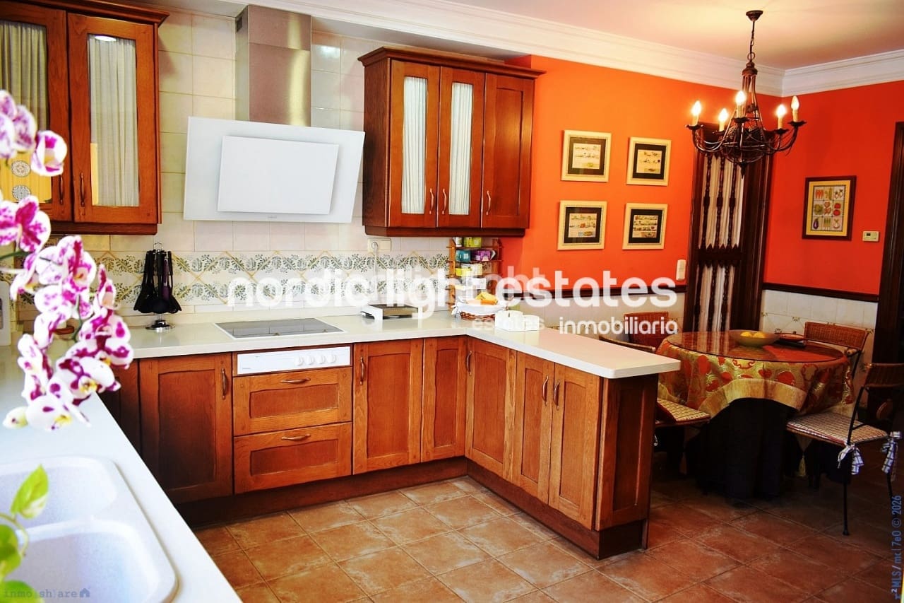 4 sypialnia Dom blizniak na sprzedaż w Velez-Malaga z basenem garażem - 1 200 000 € (Ref: 9736023)