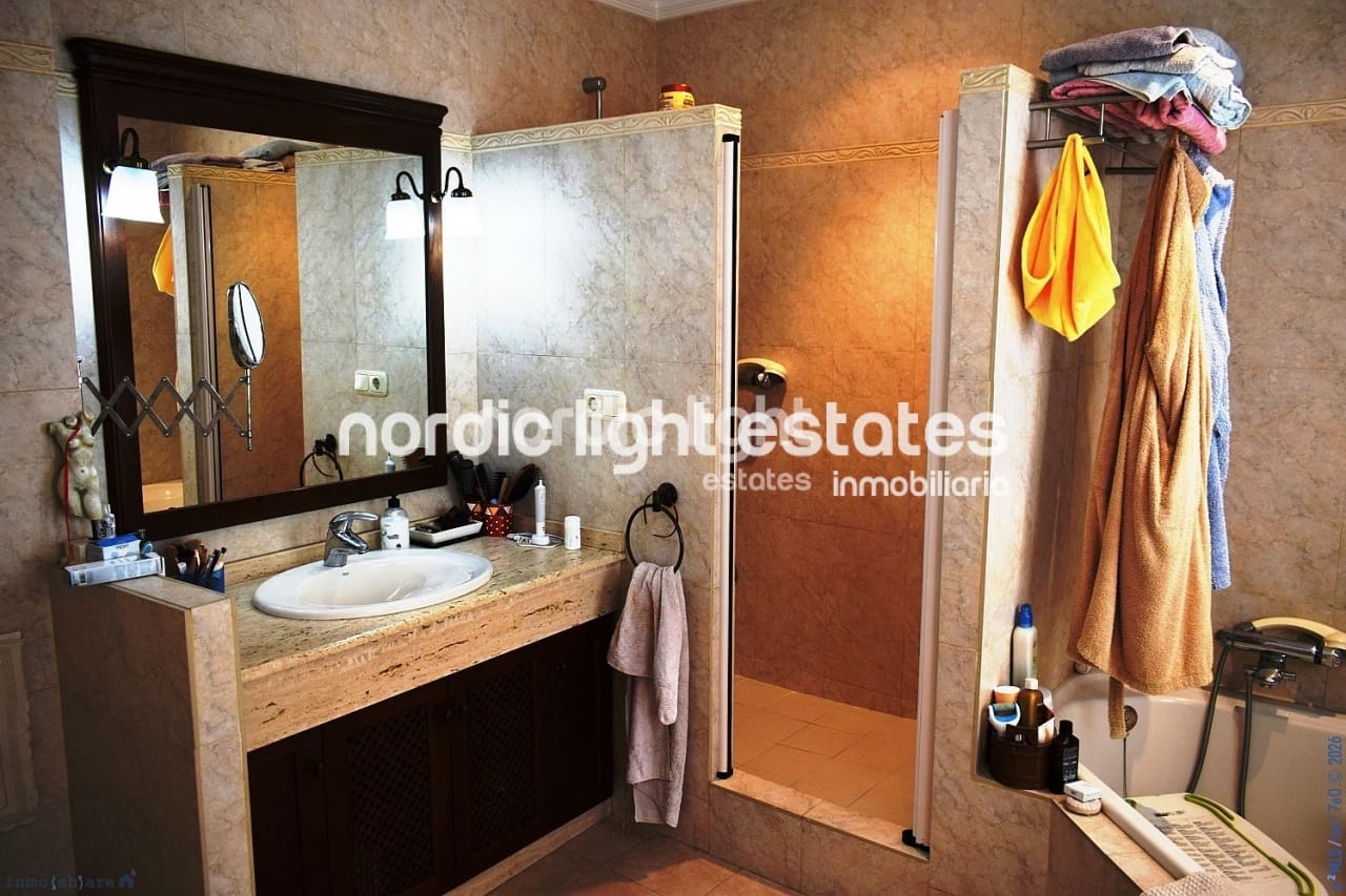 4 sypialnia Dom blizniak na sprzedaż w Velez-Malaga z basenem garażem - 1 200 000 € (Ref: 9736023)