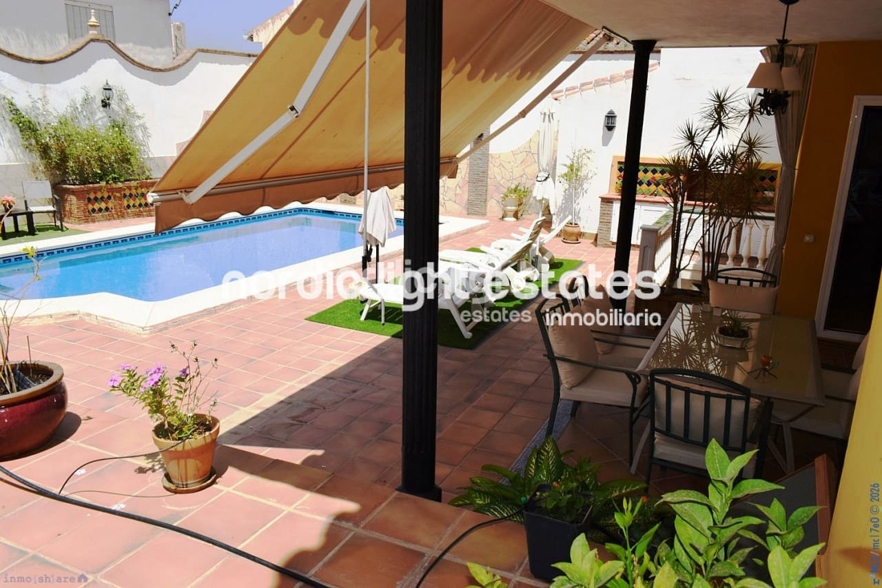 4 sypialnia Dom blizniak na sprzedaż w Velez-Malaga z basenem garażem - 1 200 000 € (Ref: 9736023)