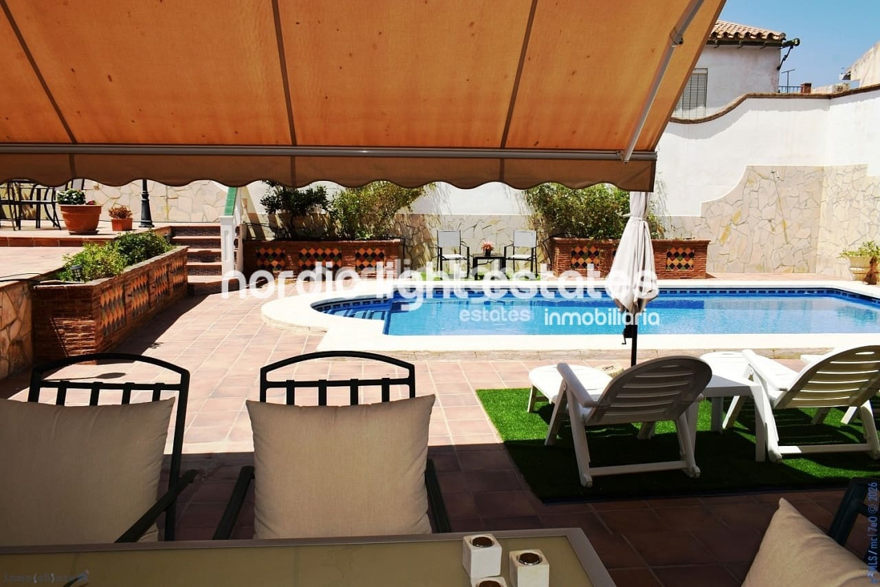 4 sypialnia Dom blizniak na sprzedaż w Velez-Malaga z basenem garażem - 1 200 000 € (Ref: 9736023)