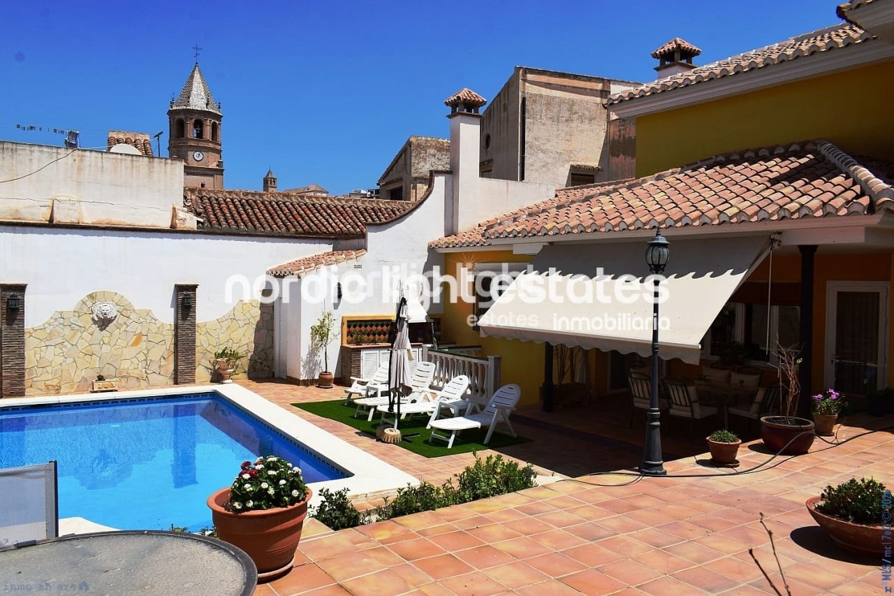 4 sypialnia Dom blizniak na sprzedaż w Velez-Malaga z basenem garażem - 1 200 000 € (Ref: 9736023)