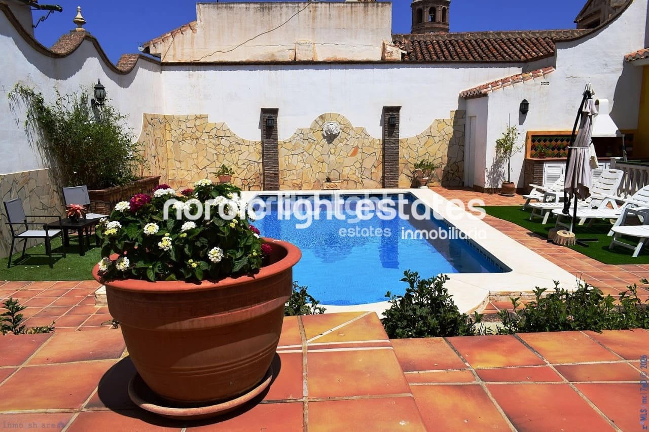 4 sypialnia Dom blizniak na sprzedaż w Velez-Malaga z basenem garażem - 1 200 000 € (Ref: 9736023)