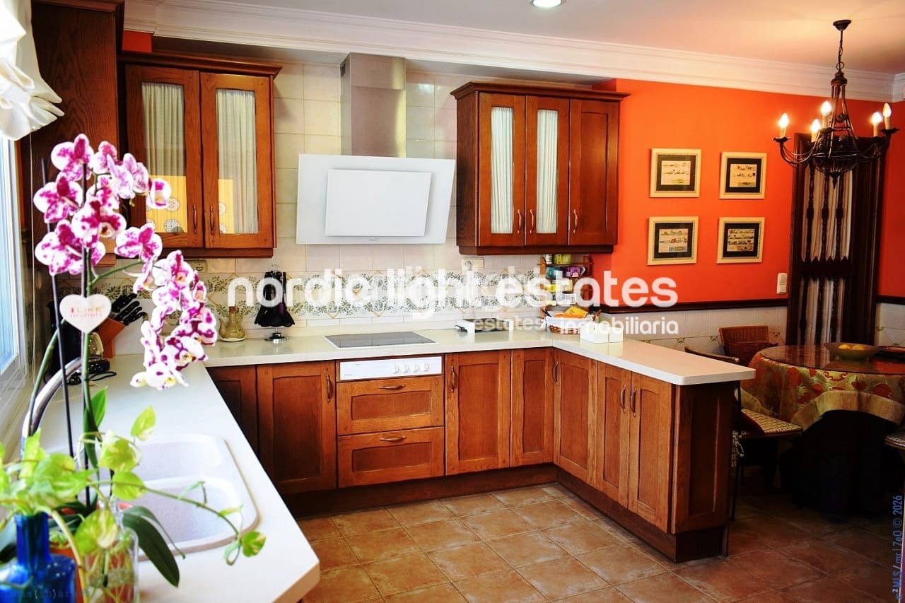 4 sypialnia Dom blizniak na sprzedaż w Velez-Malaga z basenem garażem - 1 200 000 € (Ref: 9736023)