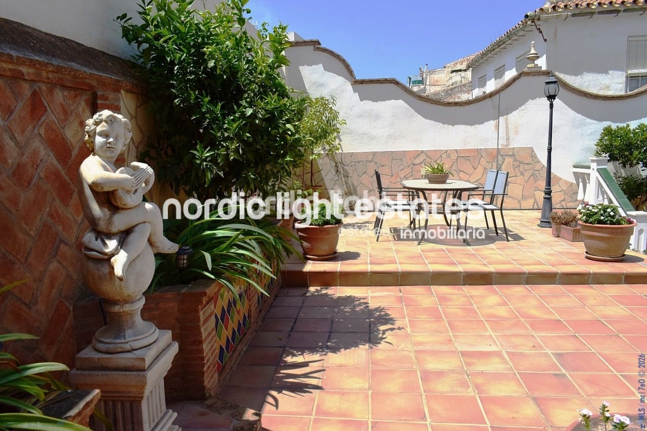 4 sypialnia Dom blizniak na sprzedaż w Velez-Malaga z basenem garażem - 1 200 000 € (Ref: 9736023)