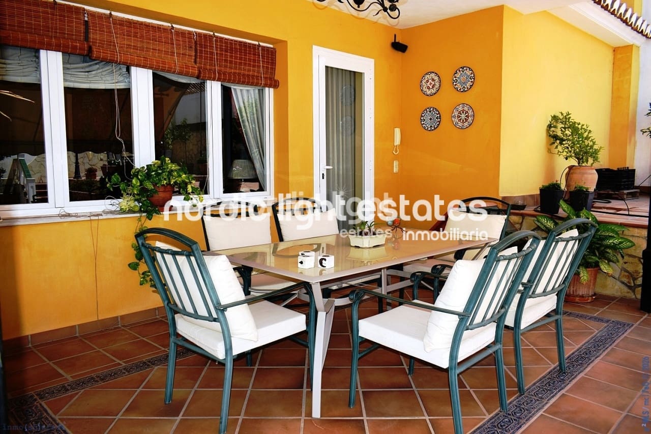 4 sypialnia Dom blizniak na sprzedaż w Velez-Malaga z basenem garażem - 1 200 000 € (Ref: 9736023)