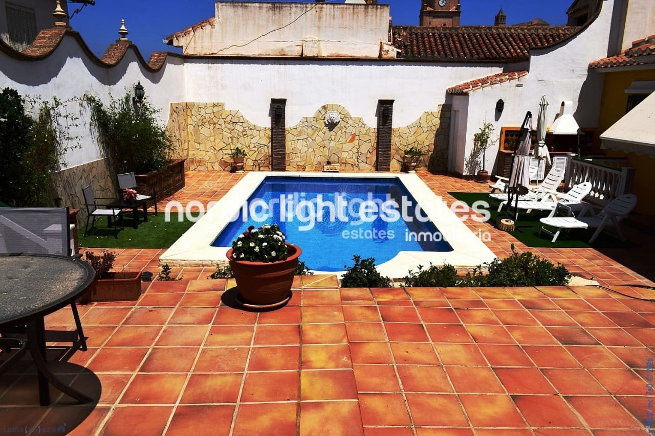 4 sypialnia Dom blizniak na sprzedaż w Velez-Malaga z basenem garażem - 1 200 000 € (Ref: 9736023)