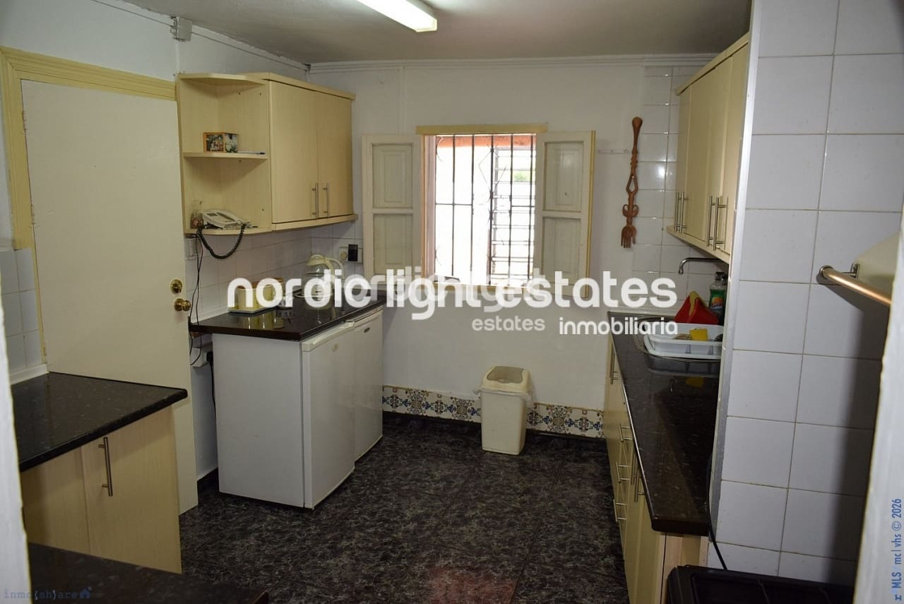 7 slaapkamer Finca/Landhuis te koop in Velez-Malaga - € 195.000 (Ref: 9737036)