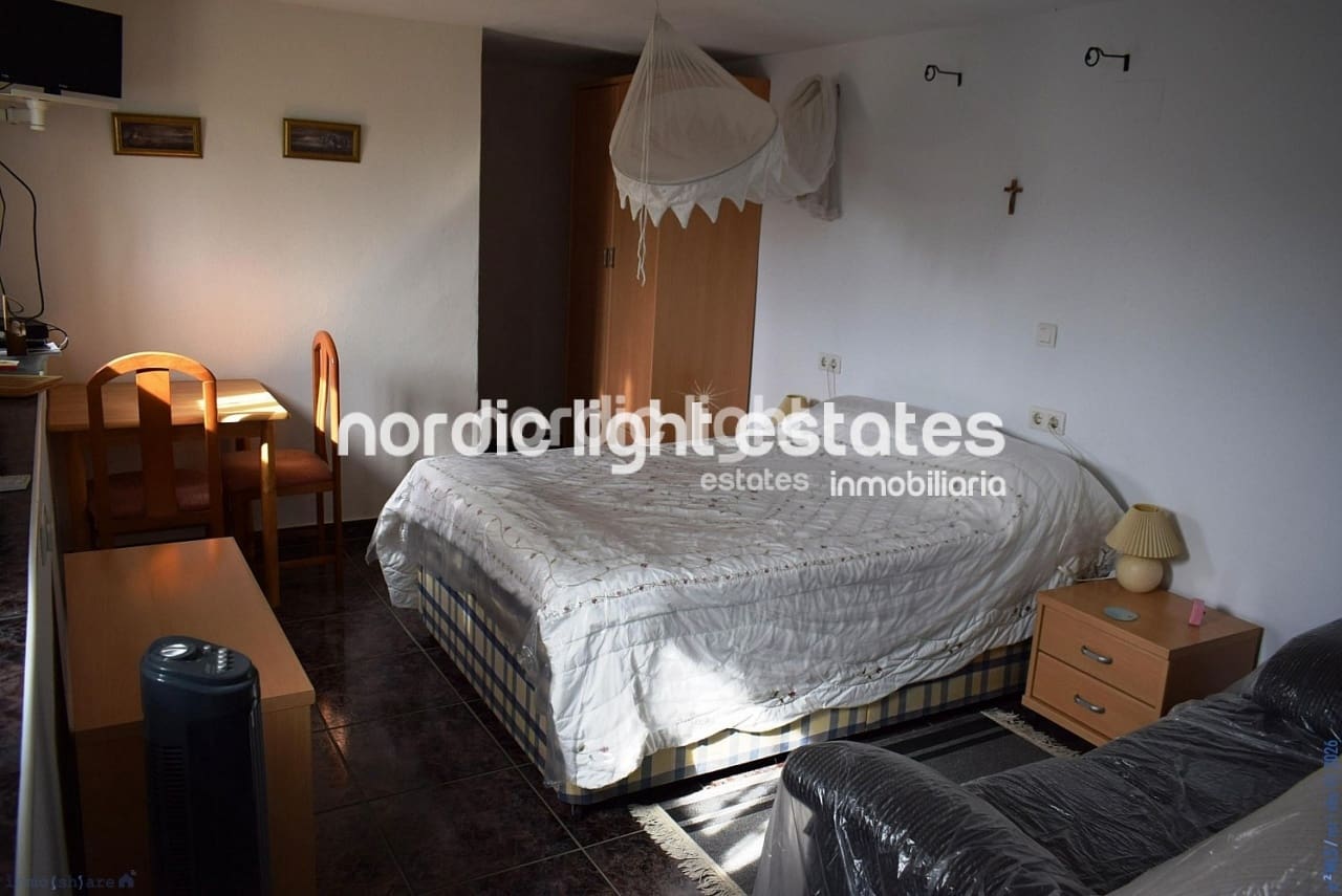 7 slaapkamer Finca/Landhuis te koop in Velez-Malaga - € 195.000 (Ref: 9737036)