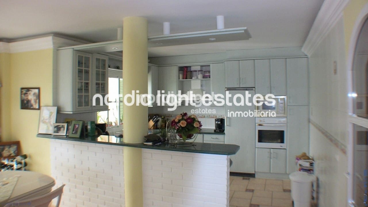 8 bedroom Villa for sale in Torrox-Costa with pool garage - € 1,000,000 (Ref: 9737167)