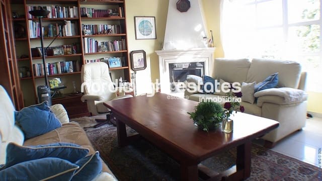 8 bedroom Villa for sale in Torrox-Costa, Torrox with pool garage - € 1,000,000 (Ref: 9737167)