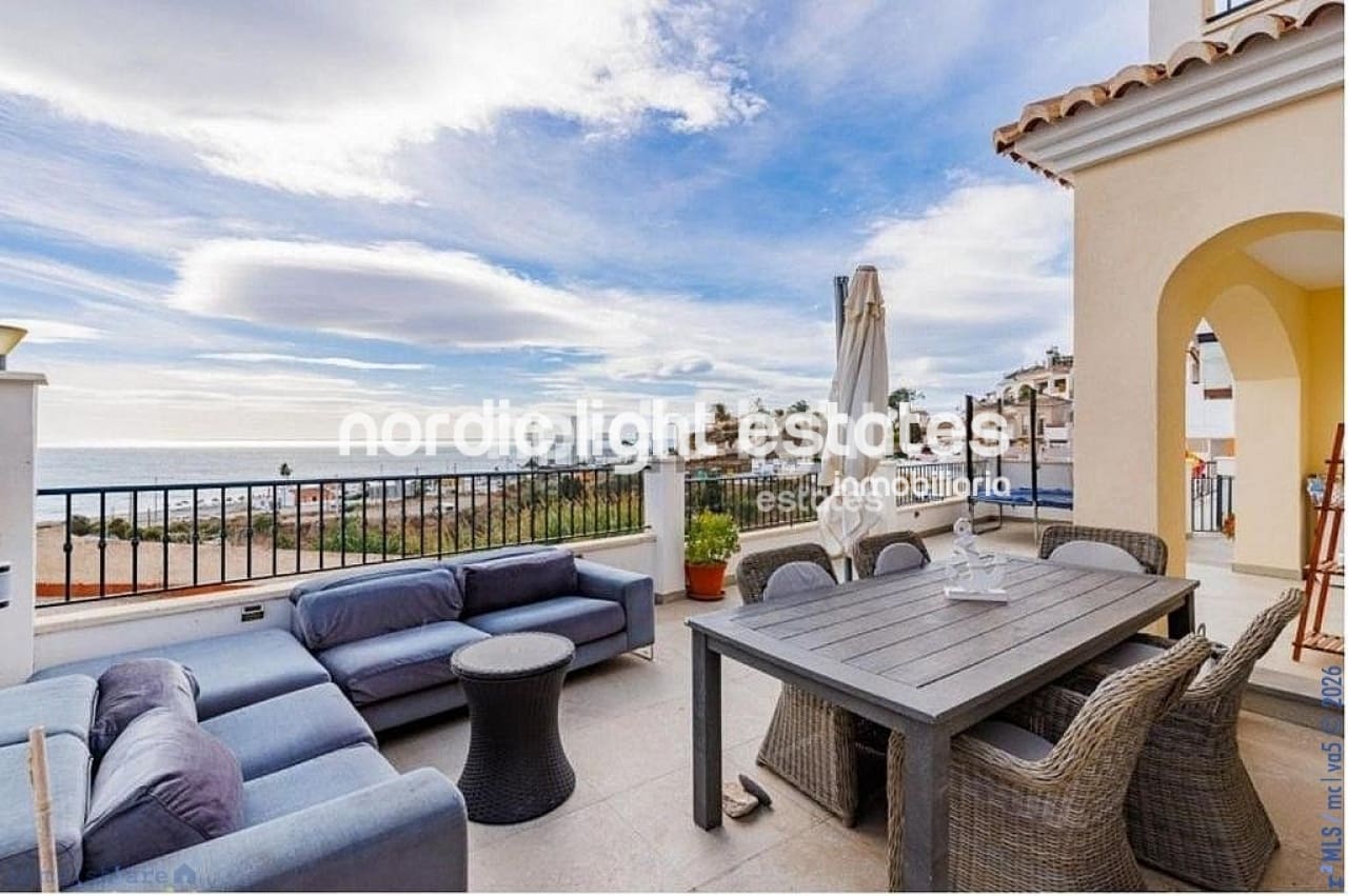 4 soveværelse Villa til salg i Torrox-Costa med swimmingpool garage - € 575.000 (Ref: 9747300)