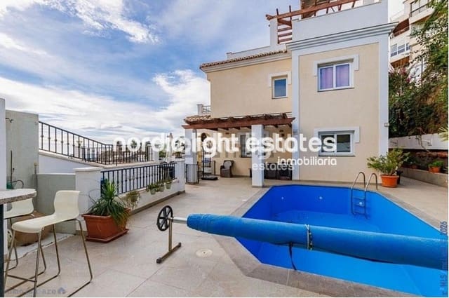 4 soveværelse Villa til salg i Torrox-Costa, Torrox med swimmingpool garage - € 575.000 (Ref: 9747300)