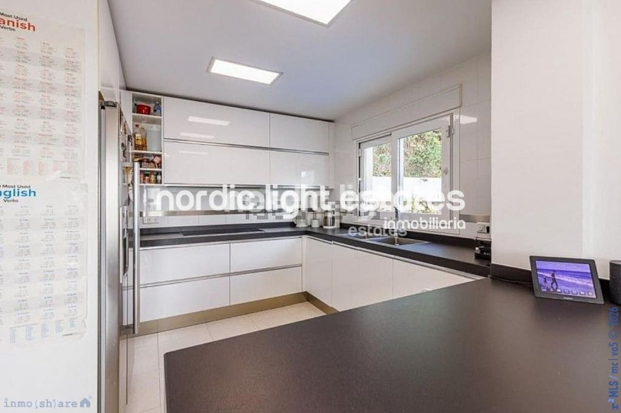 4 soveværelse Villa til salg i Torrox-Costa med swimmingpool garage - € 575.000 (Ref: 9747300)