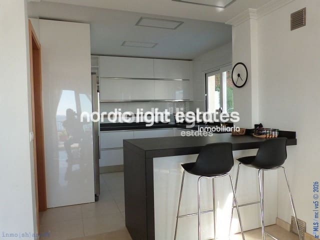 4 soveværelse Villa til salg i Torrox-Costa, Torrox med swimmingpool garage - € 575.000 (Ref: 9747300)