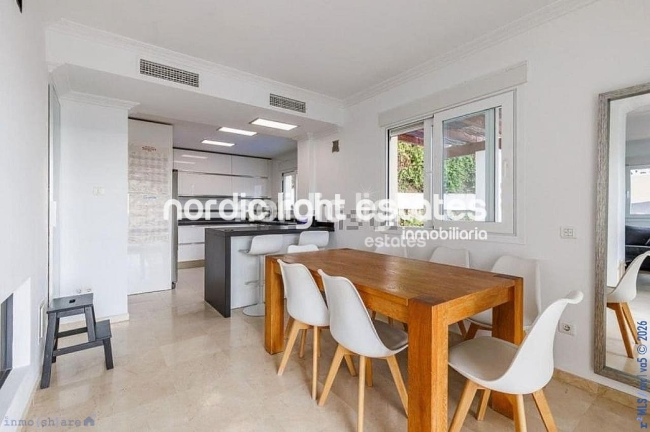 4 soveværelse Villa til salg i Torrox-Costa med swimmingpool garage - € 575.000 (Ref: 9747300)