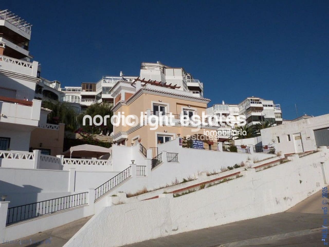 4 soveværelse Villa til salg i Torrox-Costa med swimmingpool garage - € 575.000 (Ref: 9747300)