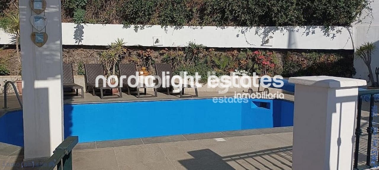 4 soveværelse Villa til salg i Torrox-Costa med swimmingpool garage - € 575.000 (Ref: 9747300)