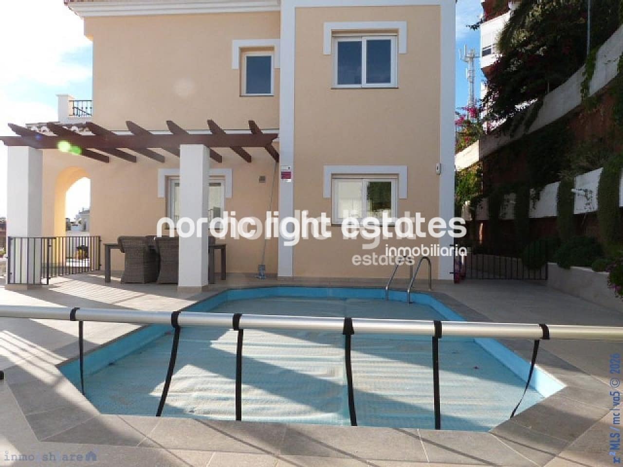 4 soveværelse Villa til salg i Torrox-Costa med swimmingpool garage - € 575.000 (Ref: 9747300)