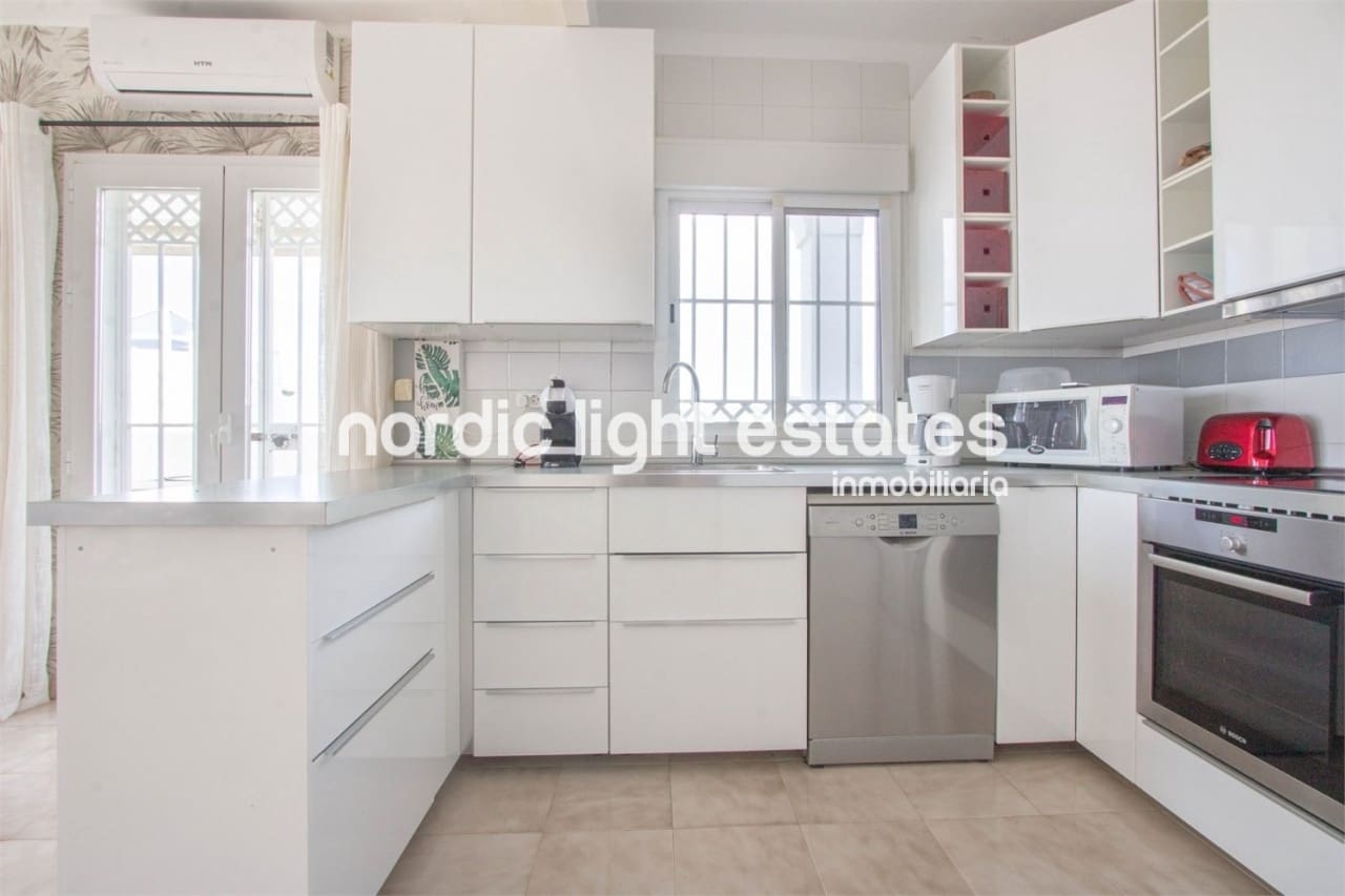 3 bedroom Villa for sale in Nerja with pool - € 565,000 (Ref: 9789686)