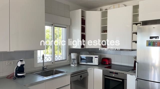 3 soveværelse Villa til salg i Nerja med swimmingpool - € 565.000 (Ref: 9789686)