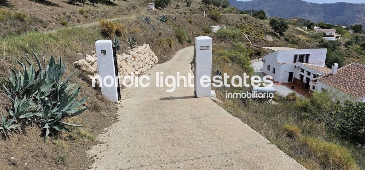 3 soveværelse Finca/Landehus til salg i Canillas de Aceituno med swimmingpool garage - € 699.000 (Ref: 9793728)