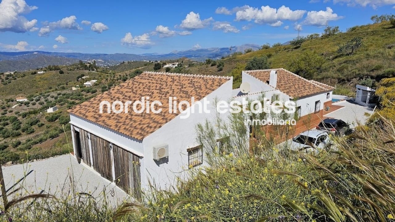 3 soveværelse Finca/Landehus til salg i Canillas de Aceituno med swimmingpool garage - € 699.000 (Ref: 9793728)