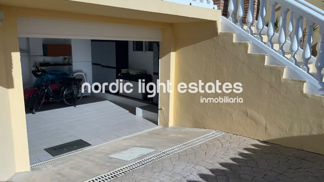 3 soveværelse Villa til salg i Torrox-Costa med swimmingpool garage - € 469.000 (Ref: 9793729)