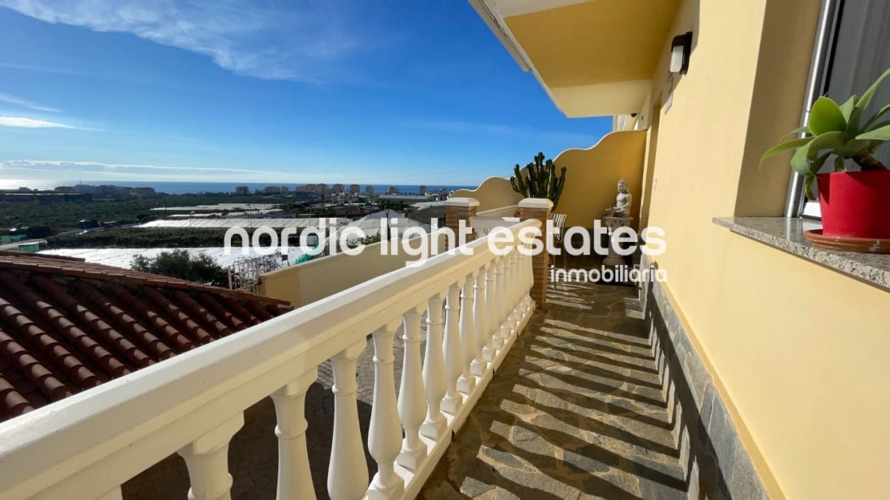 3 soveværelse Villa til salg i Torrox-Costa med swimmingpool garage - € 469.000 (Ref: 9793729)